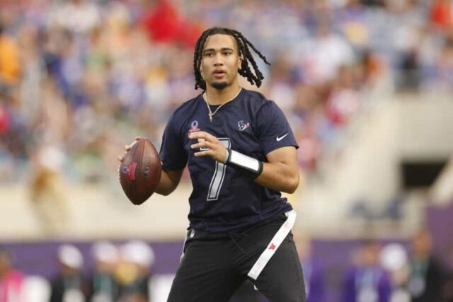 ORLANDO, FLÓRIDA - FEVEREIRO 04: CJ Stroud # 7 do Houston Texans e AFC tenta lançar a bola durante os 2024 NFL Pro Bowl Games no Camping World Stadium em 04 de fevereiro de 2024 em Orlando, Flórida. 