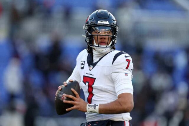 BALTIMORE, MARYLAND - 20 DE JANEIRO: O quarterback CJ Stroud # 7 do Houston Texans se aquece antes do início do jogo Texans e Baltimore Ravens AFC Divisional Playoff no M&T Bank Stadium em 20 de janeiro de 2024 em Baltimore, Maryland.