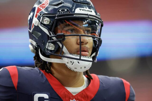 HOUSTON, TEXAS - 03 DE DEZEMBRO: CJ Stroud #7 do Houston Texans observa antes do jogo contra o Denver Broncos no NRG Stadium em 03 de dezembro de 2023 em Houston, Texas.