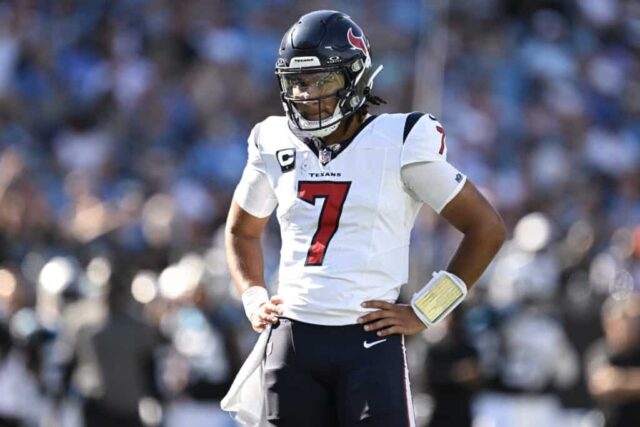 CJ Stroud # 7 do Houston Texans assiste durante o terceiro quarto contra o Carolina Panthers no Bank of America Stadium em 29 de outubro de 2023 em Charlotte, Carolina do Norte