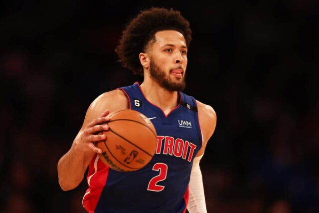 Cade Cunningham, nº 2 do Detroit Pistons, dribla a bola na quadra durante o segundo quarto do jogo contra o New York Knicks no Madison Square Garden em 21 de outubro de 2022 na cidade de Nova York.  NOTA AO USUÁRIO: O Usuário reconhece e concorda expressamente que, ao baixar e/ou usar esta fotografia, o Usuário está concordando com os termos e condições do Contrato de Licença da Getty Images.