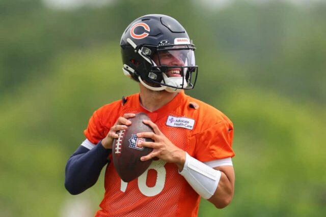 LAKE FOREST, ILLINOIS - JUNHO 04: Caleb Williams nº 18 do Chicago Bears lança um passe durante o Chicago Bears Minicamp no Halas Hall em 04 de junho de 2024 em Lake Forest, Illinois. 