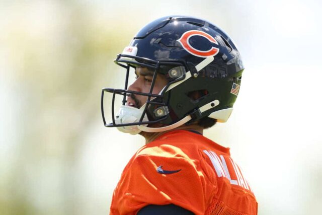 LAKE FOREST, ILLINOIS - 11 DE MAIO: Caleb Williams nº 18 do Chicago Bears observa durante o Chicago Bears Rookie Minicamp no Halas Hall em 11 de maio de 2024 em Lake Forest, Illinois.