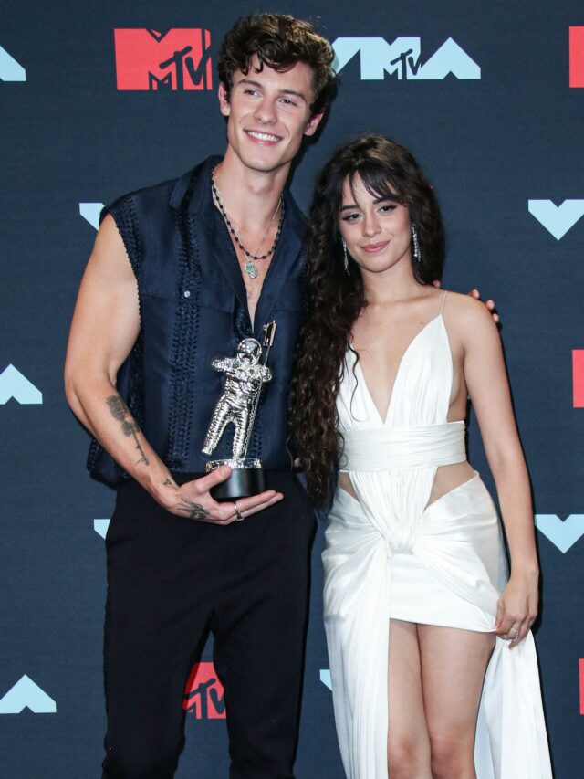 Camila Cabello e Shawn posam na sala de imprensa durante o MTV Video Music Awards 2019 