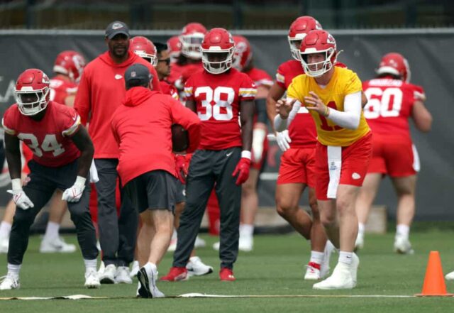 KANSAS CITY, MISSOURI - 22 DE MAIO: O quarterback Carson Wentz nº 11 do Kansas City Chiefs participa de treinos fora de temporada da OTA no Complexo de Treinamento do Sistema de Saúde da Universidade de Kansas em 22 de maio de 2024 em Kansas City, Missouri.