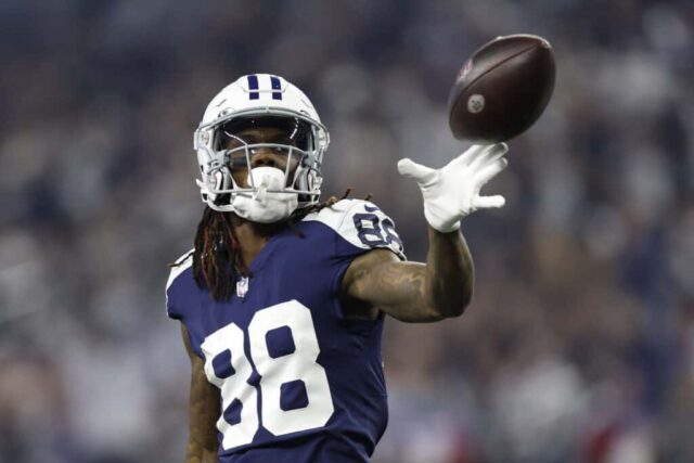 CeeDee Lamb #88 do Dallas Cowboys reage após uma jogada durante o primeiro tempo do jogo contra o New York Giants no AT&T Stadium em 24 de novembro de 2022 em Arlington, Texas.