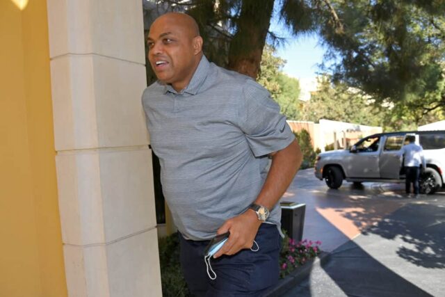 Charles Barkley chega à sede do clube durante The Match V: Bryson v Brooks da Capital One no Wynn Golf Course em 26 de novembro de 2021 em Las Vegas, Nevada.