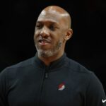 O técnico Chauncey Billups do Portland Trail Blazers reage durante o primeiro quarto contra o San Antonio Spurs no Moda Center em 23 de janeiro de 2023 em Portland, Oregon.  NOTA AO USUÁRIO: O Usuário reconhece e concorda expressamente que, ao baixar e/ou usar esta fotografia, o Usuário está concordando com os termos e condições do Contrato de Licença da Getty Images.