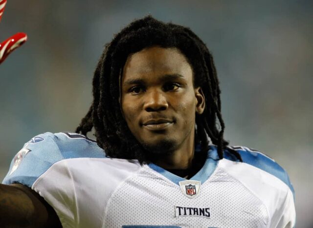 JACKSONVILLE, FL - 18 DE OUTUBRO: O running back Chris Johnson # 28 do Tennessee Titans se aquece antes do jogo contra o Jacksonville Jaguars no EverBank Field em 18 de outubro de 2010 em Jacksonville, Flórida. 