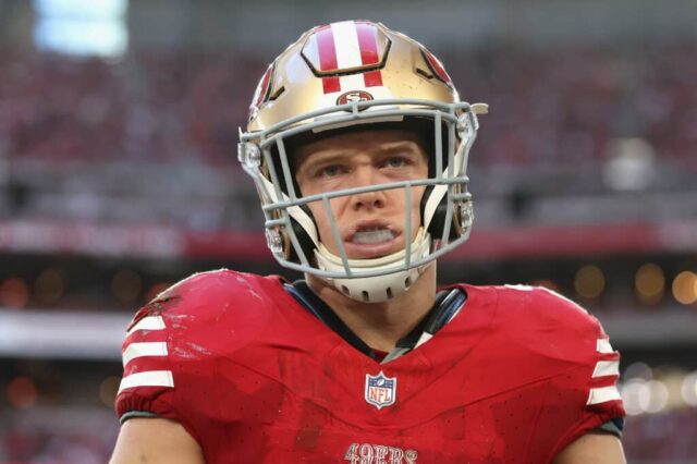 GLENDALE, ARIZONA - 17 DE DEZEMBRO: devolvendo Christian McCaffrey # 23 do San Francisco 49ers durante o jogo da NFL no State Farm Stadium em 17 de dezembro de 2023 em Glendale, Arizona.  Os 49ers derrotaram os Cardinals por 45-29.