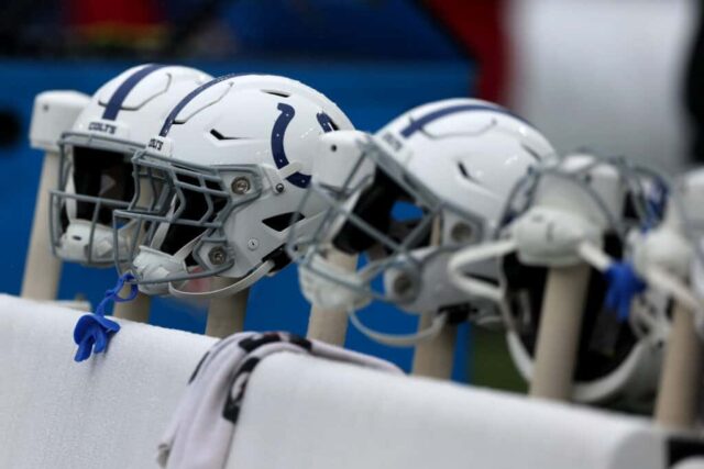 BALTIMORE, MARYLAND - 24 DE SETEMBRO: Os capacetes do Indianapolis Colts ficam no banco antes do início do jogo Colts e Baltimore Ravens no M&T Bank Stadium em 24 de setembro de 2023 em Baltimore, Maryland.