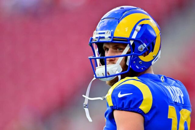 Cooper Kupp # 10 do Los Angeles Rams se aquece antes de jogar contra o Tampa Bay Buccaneers no Raymond James Stadium em 06 de novembro de 2022 em Tampa, Flórida.