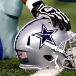 Uma foto detalhada de um capacete do Dallas Cowboys antes de um jogo contra o Philadelphia Eagles no Cowboys Stadium em 2 de dezembro de 2012 em Arlington, Texas.