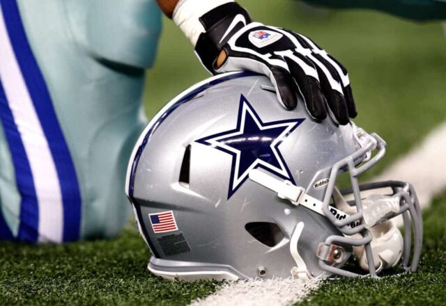 Uma foto detalhada de um capacete do Dallas Cowboys antes de um jogo contra o Philadelphia Eagles no Cowboys Stadium em 2 de dezembro de 2012 em Arlington, Texas.