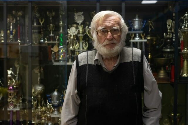 Jorge Zisman em frente à estante de troféus do clube esportivo Franja de Oro.