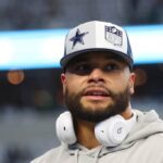 ARLINGTON, TEXAS - 14 DE JANEIRO: Dak Prescott nº 4 do Dallas Cowboys participa de aquecimentos antes do jogo NFC Wild Card Playoff contra o Green Bay Packers no AT&T Stadium em 14 de janeiro de 2024 em Arlington, Texas.