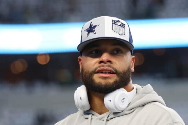 ARLINGTON, TEXAS - 14 DE JANEIRO: Dak Prescott nº 4 do Dallas Cowboys participa de aquecimentos antes do jogo NFC Wild Card Playoff contra o Green Bay Packers no AT&T Stadium em 14 de janeiro de 2024 em Arlington, Texas.