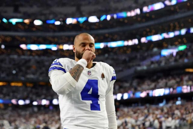 ARLINGTON, TEXAS - 14 DE JANEIRO: Dak Prescott nº 4 do Dallas Cowboys entra em campo antes do jogo NFC Wild Card Playoff contra o Green Bay Packers no AT&T Stadium em 14 de janeiro de 2024 em Arlington, Texas.