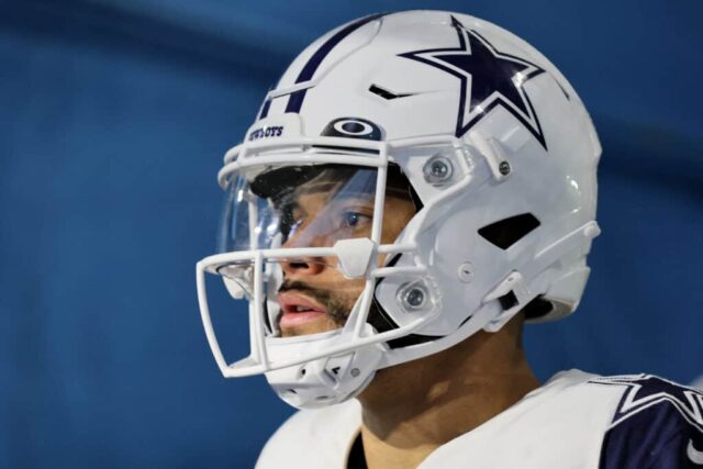 Dak Prescott, nº 4 do Dallas Cowboys, observa do túnel antes do jogo contra o Tennessee Titans no Nissan Stadium em 29 de dezembro de 2022 em Nashville, Tennessee.