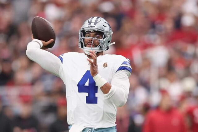 Dak Prescott nº 4 do Dallas Cowboys lança um passe durante o jogo da NFL contra o Arizona Cardinals no State Farm Stadium em 24 de setembro de 2023 em Glendale, Arizona.  Os Cardinals derrotaram os Cowboys por 28-16.