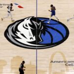 Uma visão geral do logotipo do Dallas Mavericks na quadra durante o quarto período do Jogo Quatro das Finais da Conferência Oeste dos Playoffs da NBA de 2022 entre o Golden State Warriors e o Dallas Mavericks no American Airlines Center em 24 de maio de 2022 em Dallas, Texas.  NOTA AO USUÁRIO: O Usuário reconhece e concorda expressamente que, ao baixar e/ou usar esta fotografia, o Usuário está concordando com os termos e condições do Contrato de Licença da Getty Images.