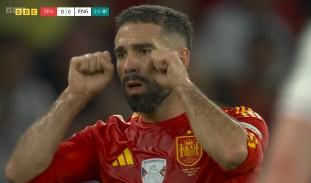 Dani Carvajal fez gestos de choro para Bukayo Saka no primeiro tempo da vitória da Espanha sobre a Inglaterra na final do Euro 2024