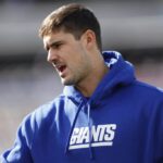 EAST RUTHERFORD, NOVA JERSEY - 22 DE OUTUBRO: Daniel Jones nº 8 do New York Giants observa antes do jogo contra o Washington Commanders no MetLife Stadium em 22 de outubro de 2023 em East Rutherford, Nova Jersey.