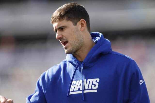 EAST RUTHERFORD, NOVA JERSEY - 22 DE OUTUBRO: Daniel Jones nº 8 do New York Giants observa antes do jogo contra o Washington Commanders no MetLife Stadium em 22 de outubro de 2023 em East Rutherford, Nova Jersey.