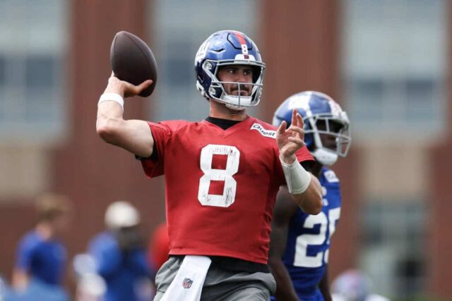 EAST RUTHERFORD, NOVA JERSEY - 06 DE JUNHO: Daniel Jones nº 8 do New York Giants lança a bola durante os treinos fora de temporada do New York Giants OTA no NY Giants Quest Diagnostics Training Center em 06 de junho de 2024 em East Rutherford, Nova Jersey