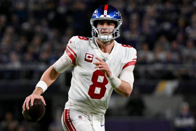 Daniel Jones, nº 8 do New York Giants, espera passar contra o Minnesota Vikings durante o primeiro tempo do jogo de playoff NFC Wild Card no US Bank Stadium em 15 de janeiro de 2023 em Minneapolis, Minnesota.