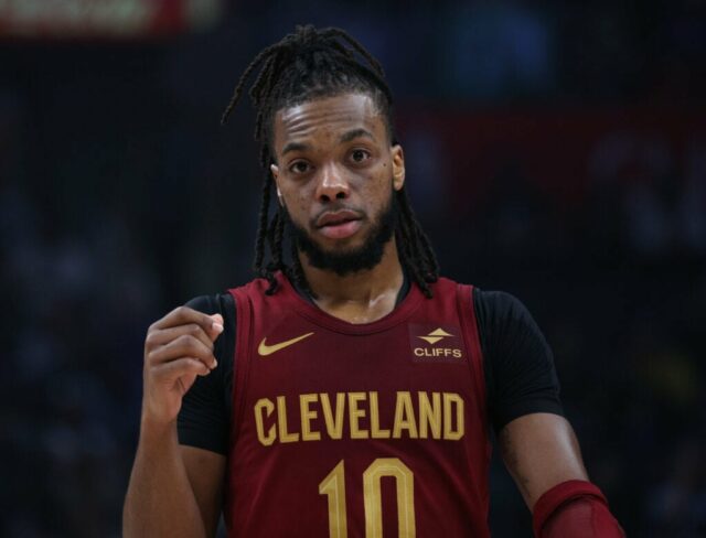 LOS ANGELES, CALIFÓRNIA - 07 DE ABRIL: Darius Garland # 10 do Cleveland Cavaliers durante uma vitória por 120-118 do LA Clippers na Crypto.com Arena em 07 de abril de 2024 em Los Angeles, Califórnia.  O usuário concorda com os termos e condições do Contrato de Licença da Getty Images.