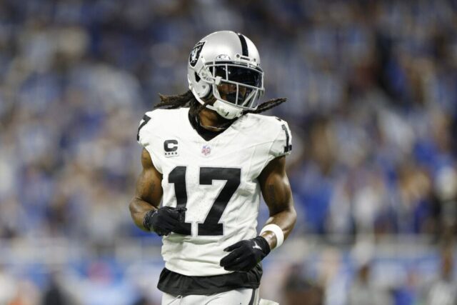 Davante Adams nº 17 do Las Vegas Raiders assiste ao segundo quarto contra o Detroit Lions no Ford Field em 30 de outubro de 2023 em Detroit, Michigan.