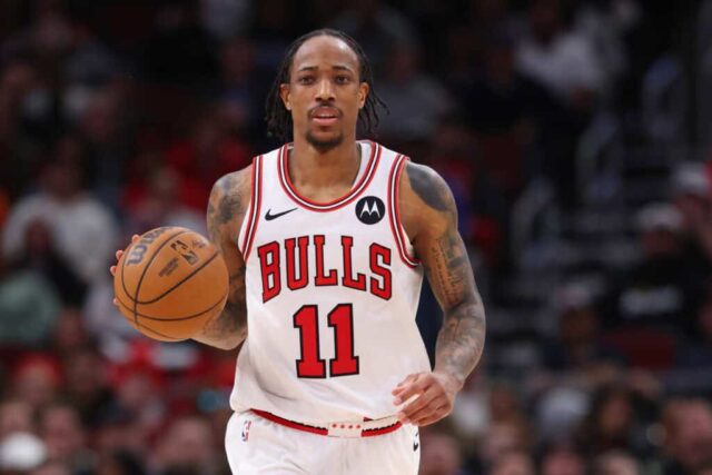 CHICAGO, ILLINOIS - 09 DE ABRIL: DeMar DeRozan # 11 do Chicago Bulls dribla a quadra contra o New York Knicks durante o segundo tempo no United Center em 09 de abril de 2024 em Chicago, Illinois.  NOTA AO USUÁRIO: O Usuário reconhece e concorda expressamente que, ao baixar e/ou usar esta fotografia, o Usuário está concordando com os termos e condições do Contrato de Licença da Getty Images.