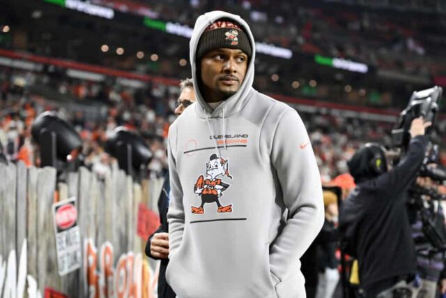 CLEVELAND, OHIO - 28 DE DEZEMBRO: Deshaun Watson # 4 observa antes de jogar contra o New York Jets no Cleveland Browns Stadium em 28 de dezembro de 2023 em Cleveland, Ohio. 