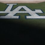Logotipo do campo do Los Angeles Dodgers antes do jogo entre o San Francisco Giants e o Los Angeles Dodgers no Dodger Stadium em 23 de setembro de 2023 em Los Angeles, Califórnia.