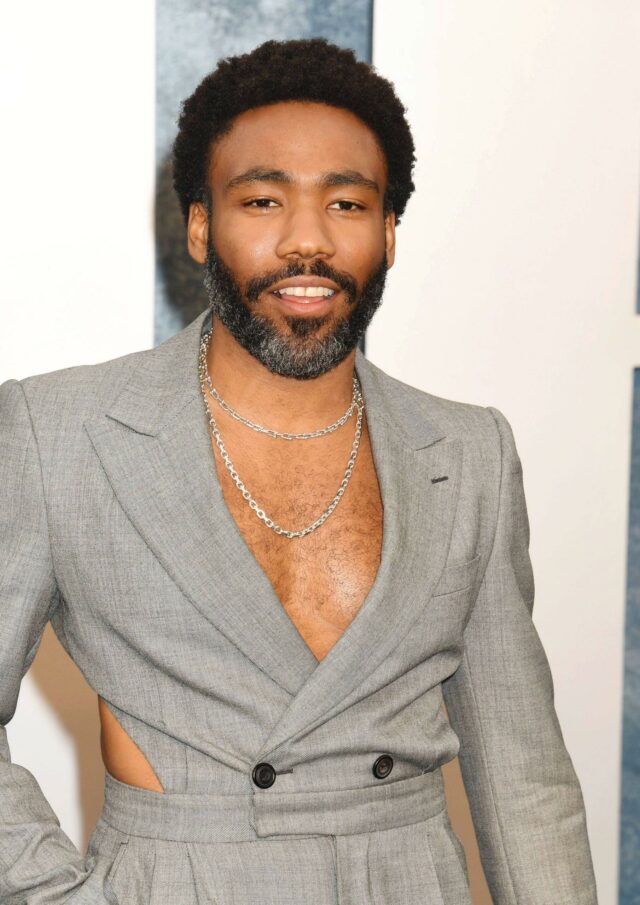 Donald Glover na festa do Oscar da Vanity Fair de 2023, organizada por Radhika Jones