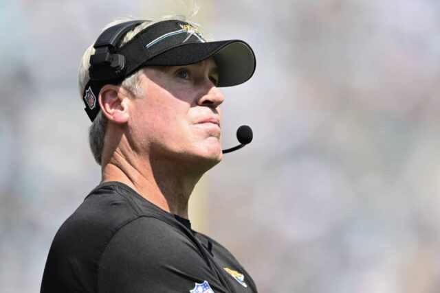 O técnico Doug Pederson, do Jacksonville Jaguars, observa durante o primeiro tempo de um jogo contra o Houston Texans no EverBank Stadium em 24 de setembro de 2023 em Jacksonville, Flórida.