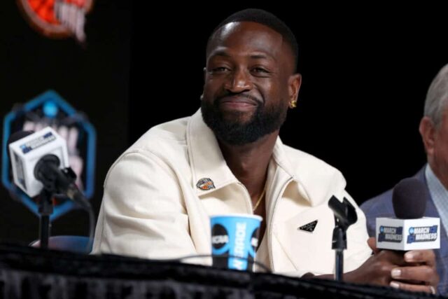 O homenageado Dwyane Wade reage durante a conferência de imprensa do Naismith Hall of Fame de 2023 no NRG Stadium em 01 de abril de 2023 em Houston, Texas