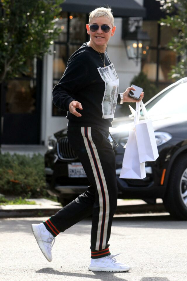 Ellen DeGeneres fazendo compras na Melrose Pl, em West Hollywood