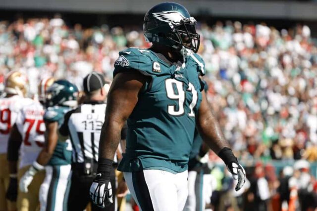 Fletcher Cox #91 do Philadelphia Eagles enfrenta o San Francisco 49ers no Lincoln Financial Field em 19 de setembro de 2021 na Filadélfia, Pensilvânia.