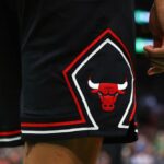 Um detalhe do logotipo do Chicago Bulls durante o jogo entre o Chicago Bulls e o Boston Celtics no TD Garden em 14 de novembro de 2018 em Boston, Massachusetts.