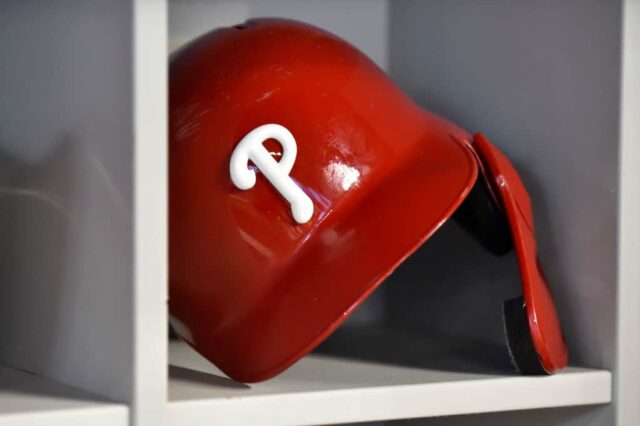 Uma visão detalhada do capacete de rebatidas de Roman Quinn nº 24 do Philadelphia Phillies no banco de reservas antes do início do jogo contra o Miami Marlins no Marlins Park em 28 de junho de 2019 em Miami, Flórida.