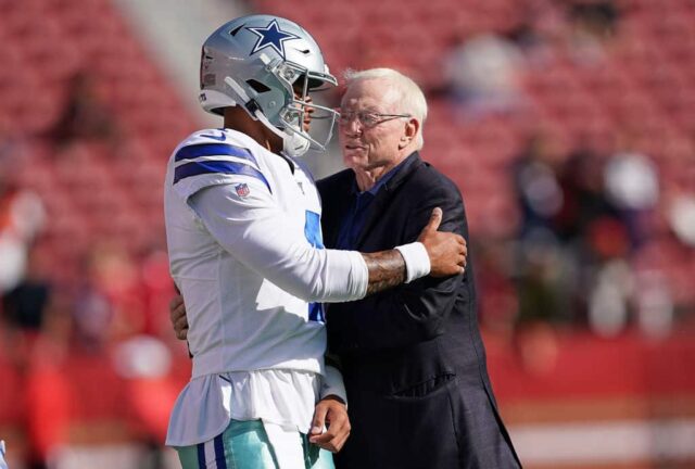 O quarterback Dak Prescott # 4 e o proprietário do time Jerry Jones, do Dallas Cowboys, se abraçam durante os aquecimentos antes do jogo, antes do início de um jogo de futebol americano da pré-temporada da NFL contra o San Francisco 49ers, no Levi's Stadium, em 10 de agosto de 2019, em Santa Clara, Califórnia.