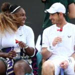 Serena Williams dos Estados Unidos e Andy Murray da Grã-Bretanha conversam em sua partida da terceira rodada de duplas mistas em Wimbledon 2019