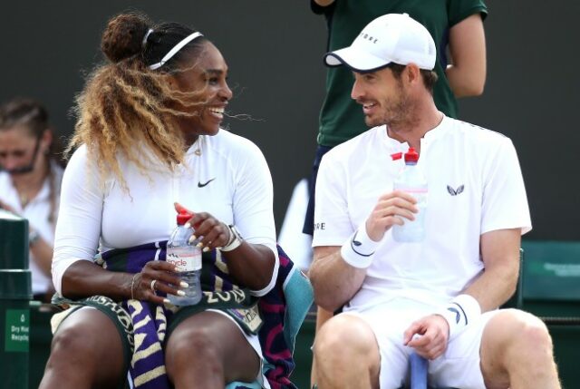 Serena Williams dos Estados Unidos e Andy Murray da Grã-Bretanha conversam em sua partida da terceira rodada de duplas mistas em Wimbledon 2019