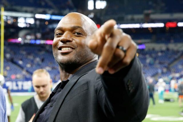 O ex-defensivo Dwight Freeney do Indianapolis Colts está afastado antes do jogo contra o Miami Dolphins no Lucas Oil Stadium em 10 de novembro de 2019 em Indianápolis, Indiana.