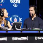 A técnica de futebol Jennifer Welter (L) e o apresentador do SiriusXM Brady Quinn falam no palco durante o primeiro dia com o SiriusXM no Super Bowl LIV em 29 de janeiro de 2020 em Miami, Flórida.