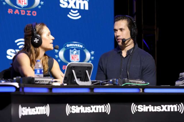 A técnica de futebol Jennifer Welter (L) e o apresentador do SiriusXM Brady Quinn falam no palco durante o primeiro dia com o SiriusXM no Super Bowl LIV em 29 de janeiro de 2020 em Miami, Flórida.