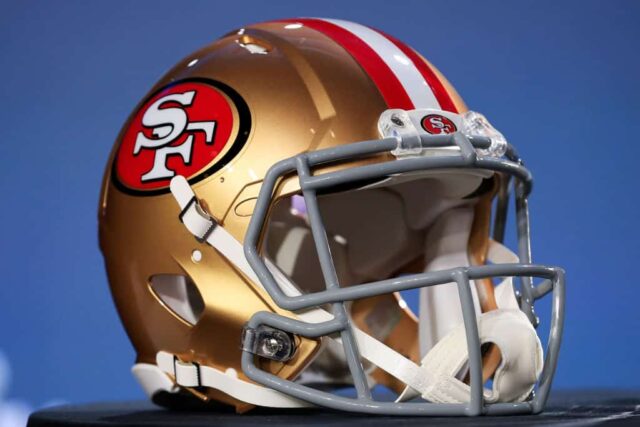 Um capacete do San Francisco 49ers é exibido antes de uma coletiva de imprensa com o comissário da NFL Roger Goodell para o Super Bowl LIV no Hilton Miami Downtown em 29 de janeiro de 2020 em Miami, Flórida.  Os 49ers enfrentarão o Kansas City Chiefs na 54ª partida do Super Bowl, domingo, 2 de fevereiro.