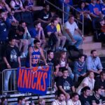 Os fãs assistem durante a segunda metade do jogo 1 de uma série de playoffs da primeira rodada de basquete da NBA entre o New York Knicks e o Atlanta Hawks em 23 de maio de 2021 na cidade de Nova York.